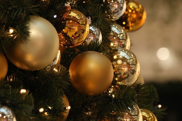 vánoční ozdoby na stromě